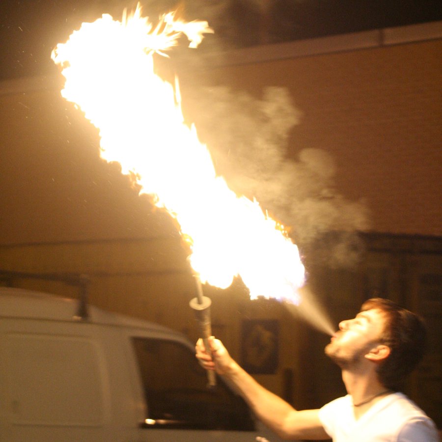 Carlo Gavanelli mentre sputa fuoco
